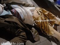 推特淫盪母狗『朵朵』停車場後備箱露出紫薇吸引客人擺攤買自己 被路人強操啪啪 高清