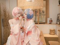 高端ACG業界女神爆機少女▌喵小吉&金魚▌雙模巨獻《從零開始的女體盛宴》超色情舔乳磨穴