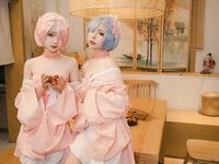 高端ACG業界女神爆機少女▌喵小吉&金魚▌雙模巨獻《從零開始的女體盛宴》超色情舔乳磨穴