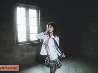 露臉才是王道！推特清純大波翹臀奔放正妹輝夜姬私拍各種反人類調教群P喝尿炮擊多人顏射場面令人乍舌