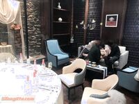 高顏長腿騷貨『美杜莎』最新淫亂群交私拍 網咖包廂群P淫亂 職業裝被上司強上 高清