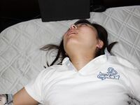 最新真實迷玩公司女同事 開口器 暴力翻 抽插各種玩弄 特寫無套抽插小穴 超清4K