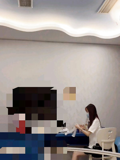 來自女兒的第一次口、足交，戶外商業街的內射，對白刺激！