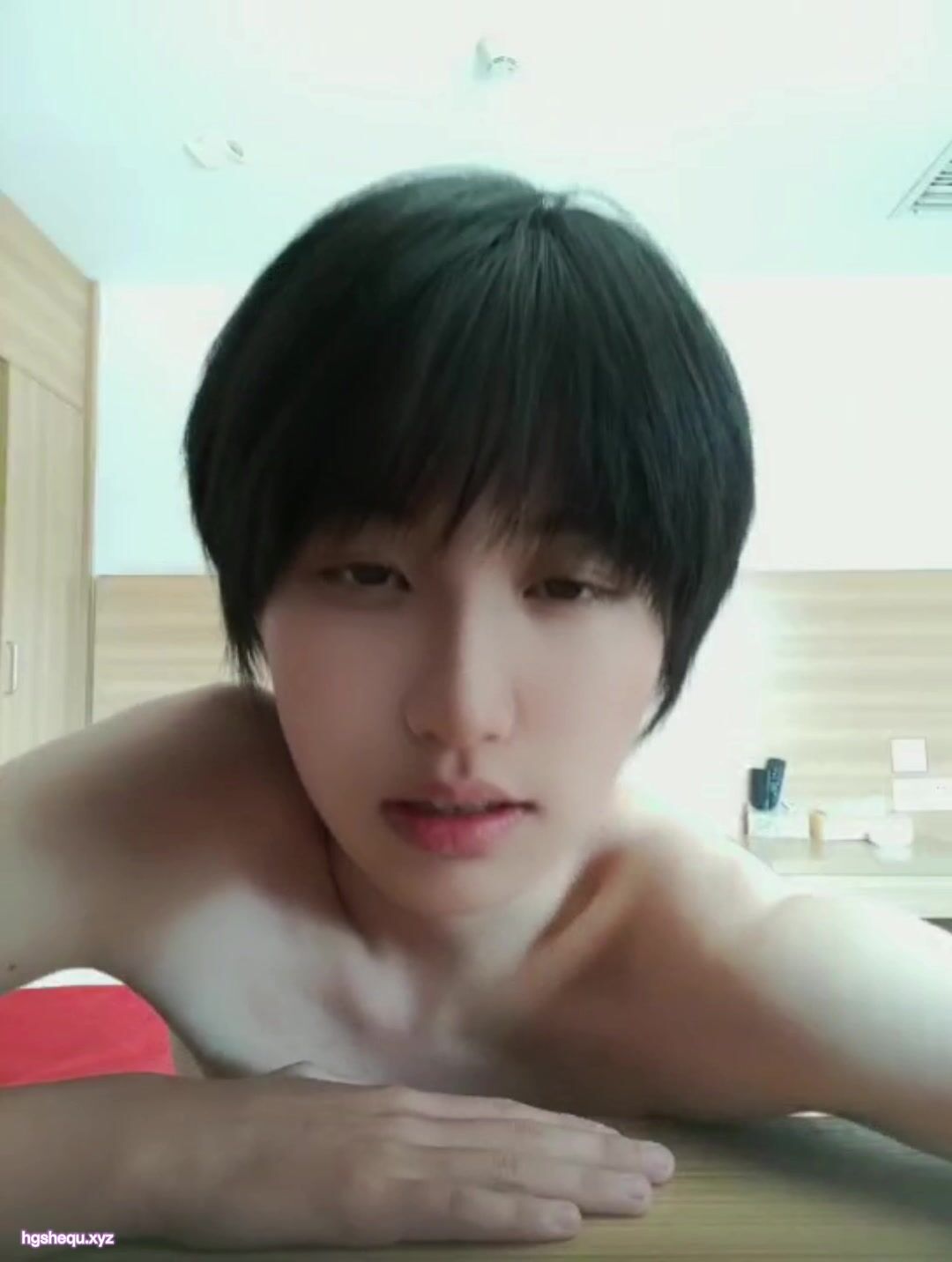 極品蘿莉音聲控露臉反差小嫩妹【比心陪玩小雪】私人高價定製紫薇裸身完成任務(32)