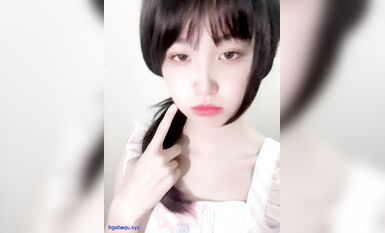 極品蘿莉音聲控露臉反差小嫩妹【比心陪玩小雪】私人高價定製紫薇裸身完成任務 (41)