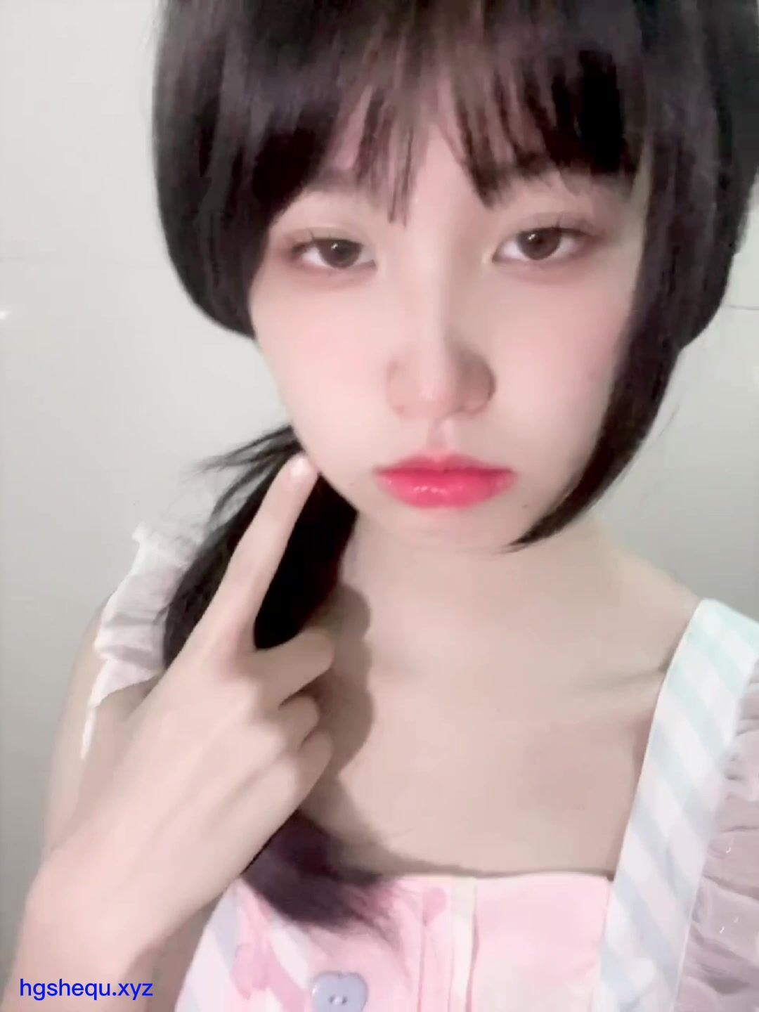 極品蘿莉音聲控露臉反差小嫩妹【比心陪玩小雪】私人高價定製紫薇裸身完成任務(41)