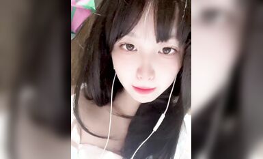 極品蘿莉音聲控露臉反差小嫩妹【比心陪玩小雪】私人高價定製紫薇裸身完成任務 (44)