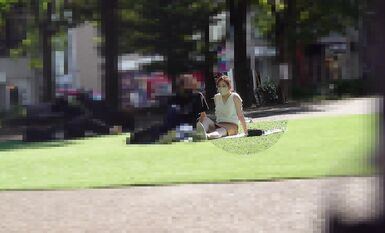 【TP推薦】 公園草坪高清拍攝高顏值口罩女與男友聊天 霸氣外泄白色透明小內內 三角區毛毛濃密