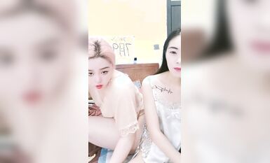 女同的日常生活！女女穿戴假屌爆操！雙頭龍騎乘互插，穿戴假屌各種姿勢，站立後入水聲嘩嘩