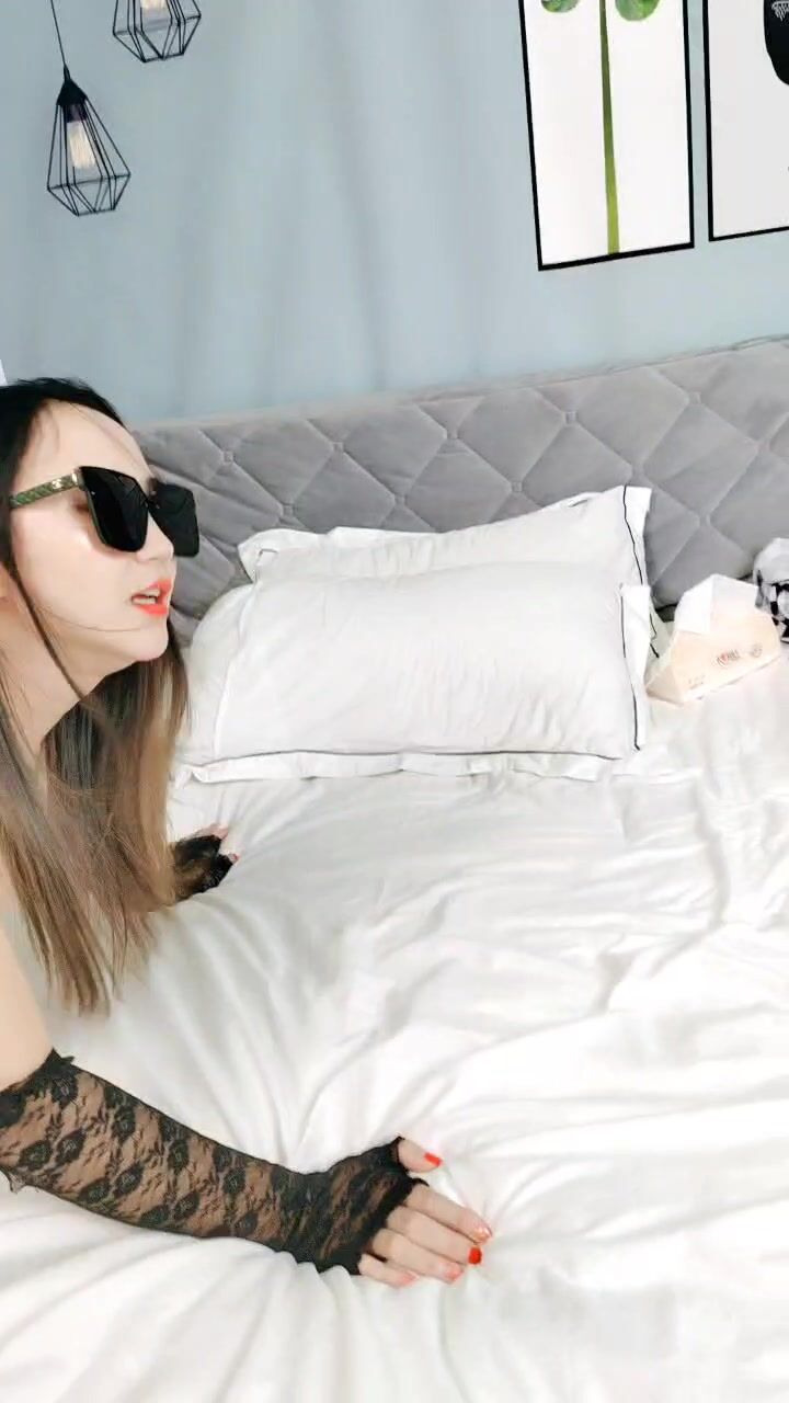 氣質高顏值網紅女神，酒店啪啪做愛，皮膚白皙身材好，再自慰