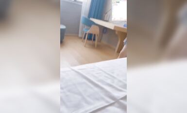 酷愛足交喜歡嫩妹大神阿森攝影私拍數位年輕水嫩美足小妹裸腳絲襪足交出不來啪啪射美女滿臉精液 (1)