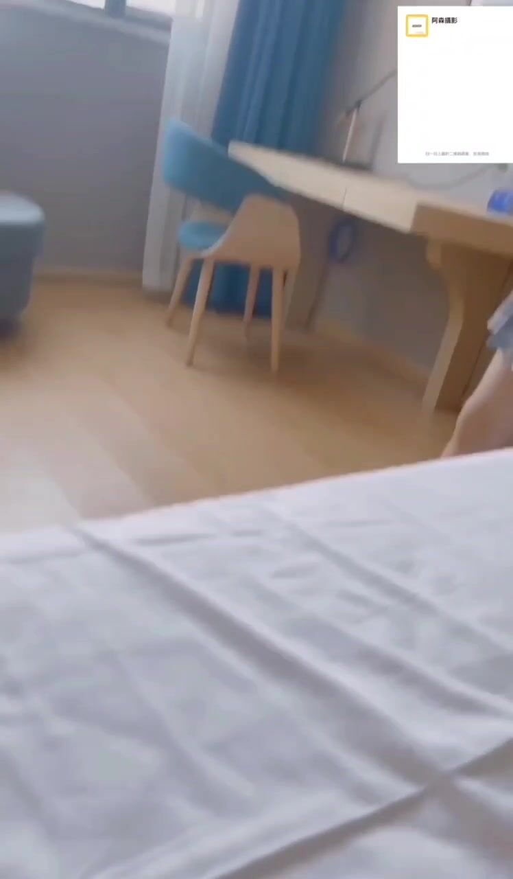 酷愛足交喜歡嫩妹大神阿森攝影私拍數位年輕水嫩美足小妹裸腳絲襪足交出不來啪啪射美女滿臉精液 (1)