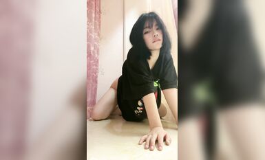 皮皮蝦網紅純欲女神【在下小羊】人前傲女，人後母狗，被金主包養定製私拍各種裸舞紫薇視頻207V (135)