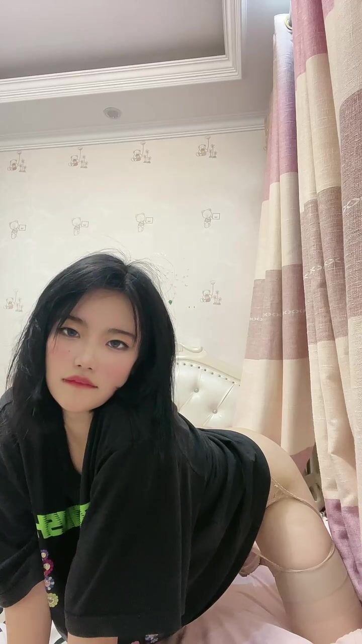 皮皮蝦網紅純欲女神【在下小羊】人前傲女，人後母狗，被金主包養定製私拍各種裸舞紫薇視頻207V (162)