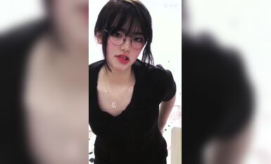皮皮蝦網紅純欲女神【在下小羊】人前傲女，人後母狗，被金主包養定製私拍各種裸舞紫薇視頻207V (179)