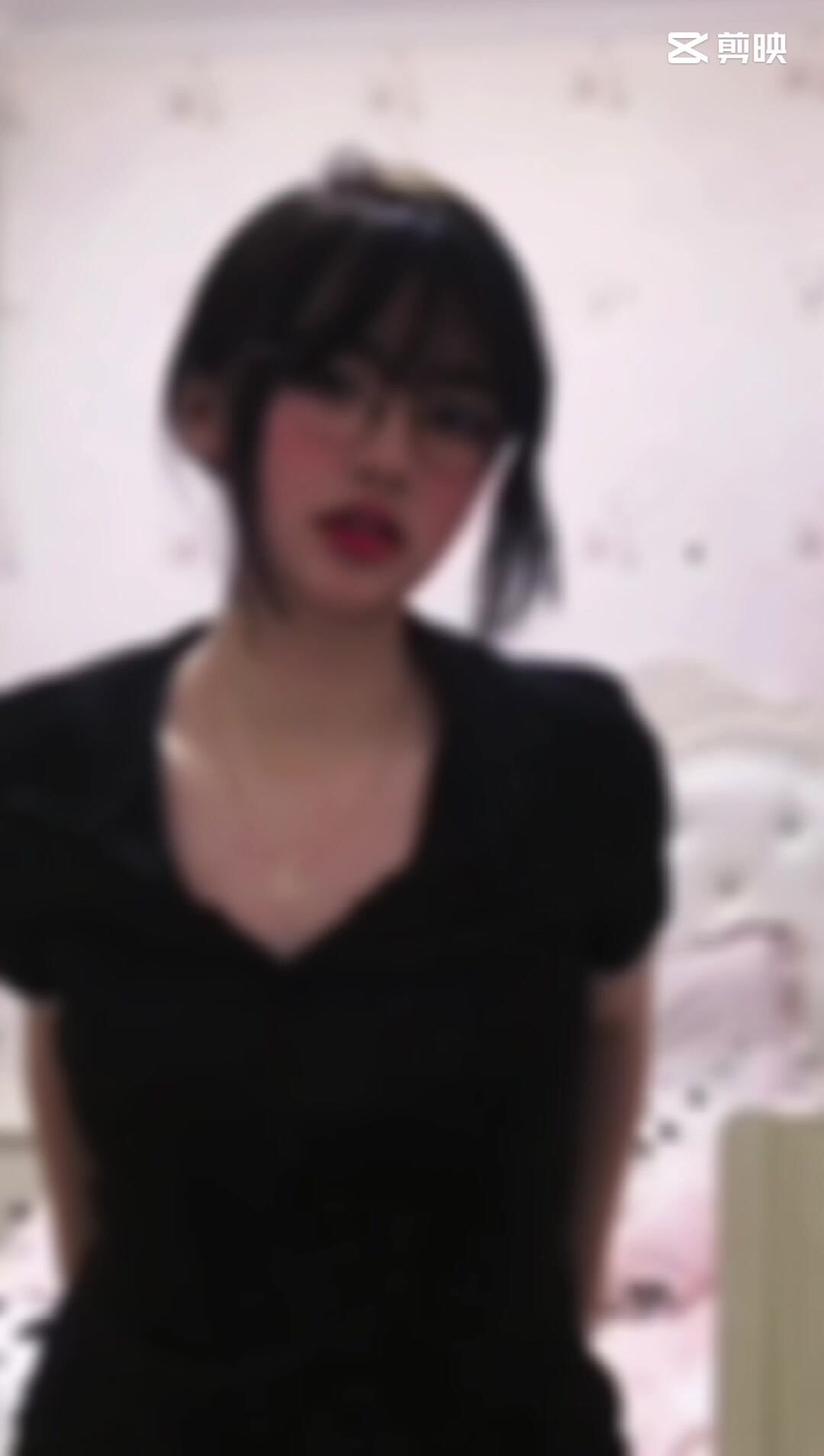 皮皮蝦網紅純欲女神【在下小羊】人前傲女，人後母狗，被金主包養定製私拍各種裸舞紫薇視頻207V (179)