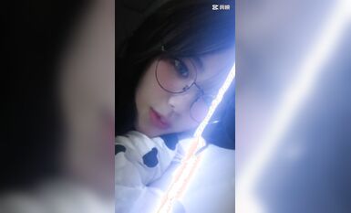 皮皮蝦網紅純欲女神【在下小羊】人前傲女，人後母狗，被金主包養定製私拍各種裸舞紫薇視頻207V (188)