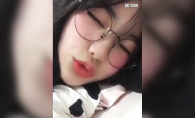 皮皮蝦網紅純欲女神【在下小羊】人前傲女，人後母狗，被金主包養定製私拍各種裸舞紫薇視頻207V (189)