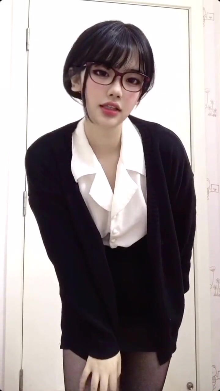 皮皮蝦網紅純欲女神【在下小羊】人前傲女，人後母狗，被金主包養定製私拍各種裸舞紫薇視頻207V (20)