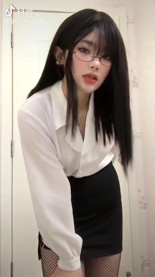 皮皮蝦網紅純欲女神【在下小羊】人前傲女，人後母狗，被金主包養定製私拍各種裸舞紫薇視頻207V (203)