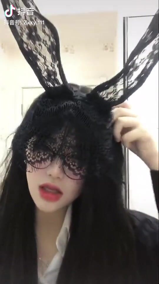 皮皮蝦網紅純欲女神【在下小羊】人前傲女，人後母狗，被金主包養定製私拍各種裸舞紫薇視頻207V (204)