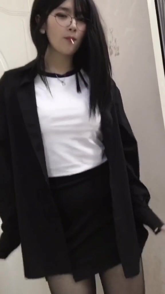 皮皮蝦網紅純欲女神【在下小羊】人前傲女，人後母狗，被金主包養定製私拍各種裸舞紫薇視頻207V (26)