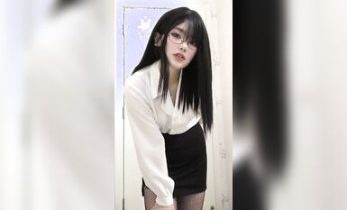 皮皮蝦網紅純欲女神【在下小羊】人前傲女，人後母狗，被金主包養定製私拍各種裸舞紫薇視頻207V (43)