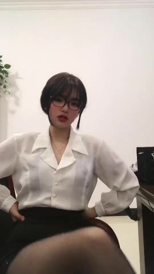 皮皮蝦網紅純欲女神【在下小羊】人前傲女，人後母狗，被金主包養定製私拍各種裸舞紫薇視頻207V (5)