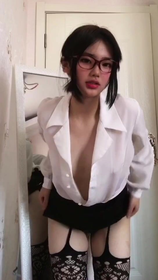 皮皮蝦網紅純欲女神【在下小羊】人前傲女，人後母狗，被金主包養定製私拍各種裸舞紫薇視頻207V (76)