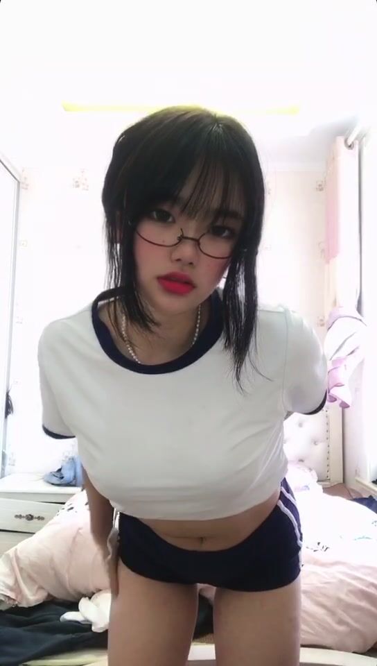 皮皮蝦網紅純欲女神【在下小羊】人前傲女，人後母狗，被金主包養定製私拍各種裸舞紫薇視頻207V (91)