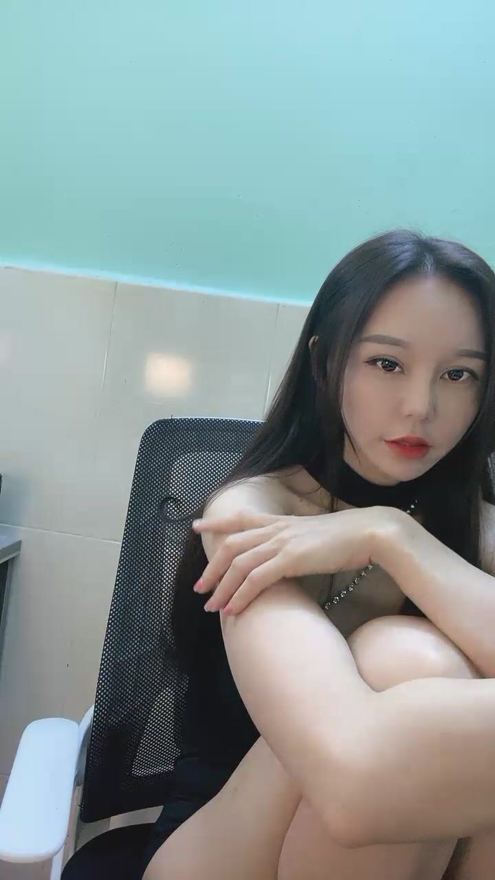 噴血尤物【環環鴨】網紅奶型異常堅挺~扣穴浪叫我射了