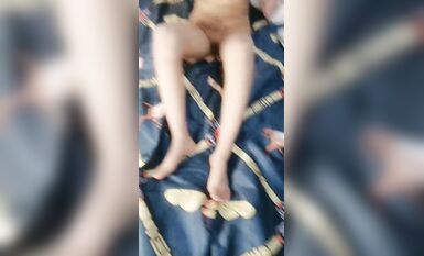 性感無毛小可愛露臉跟男友啪啪直播，掰開粉嫩騷穴給狼友看，好想舔一口給小哥舔雞巴，承受大雞巴爆草抽插