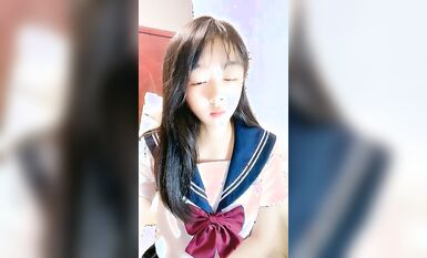 學生制服甜美嫩妹！撩起衣服裙子自摸！張開雙腿特寫粉穴，手指插入猛扣，嬌喘呻吟很享受