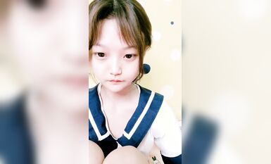 清純系天花板！一臉乖巧18小蘿莉！學生制服白嫩貧乳，微毛粉嫩美穴，手指磨蹭極度誘惑