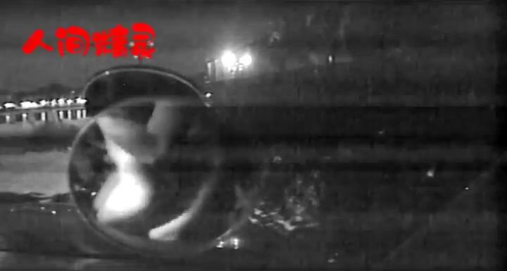 戶外露出界鼻祖！曾火遍全網的美臀反差人妻【人間精靈】景區人前放肆露出+野戰車震無水全套 (16)