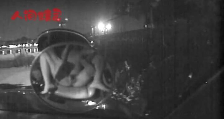 戶外露出界鼻祖！曾火遍全網的美臀反差人妻【人間精靈】景區人前放肆露出+野戰車震無水全套 (17)