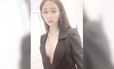 OL女神 下了班就是你的 甜蜜女友，OL制服下的秘密，手指撥動蜜乳 非常誘惑，扣穴吃奶自慰 20V完整版 無水印 (15)