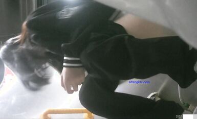 七月私房最新流出廁拍大神潛入 師范大學附近公共廁所全景偷拍青春靚麗的學妹第三期露臉上下同賞2-白衣服黑外套(1)