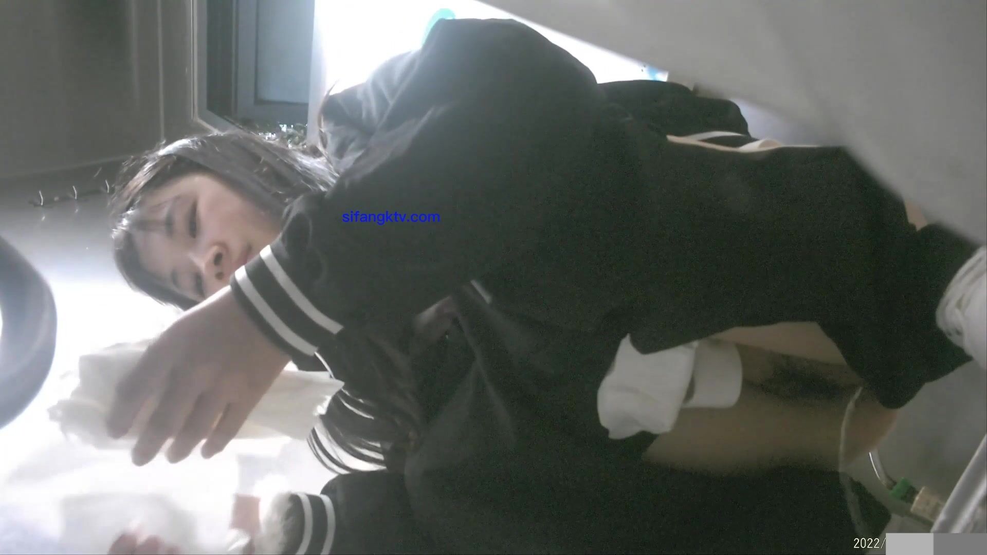 七月私房最新流出廁拍大神潛入師范大學附近公共廁所全景偷拍青春靚麗的學妹第三期露臉上下同賞2-白衣服黑外套(1)