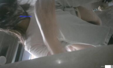 七月私房最新流出廁拍大神潛入 師范大學附近公共廁所全景偷拍青春靚麗的學妹第三期露臉上下同賞2-粉色戴口罩