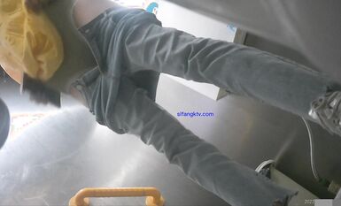 七月私房最新流出廁拍大神潛入 師范大學附近公共廁所全景偷拍青春靚麗的學妹第三期露臉上下同賞2-黃衣花袖子