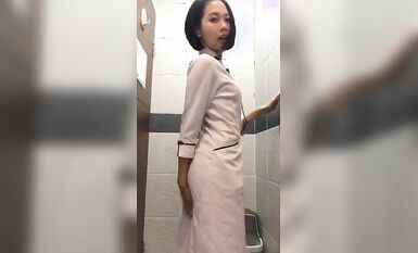 叼著避孕套的露臉小母狗！超騷大堂經理【小瑜】穿著工作服戴著肛塞衛生間拉出來舔一舔絕絕子 (3)