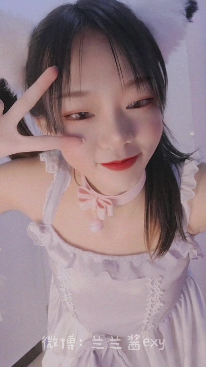 推特上著名抖音風福利姬可愛多是冰棍阿-露臉蘿莉卡哇伊