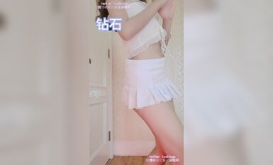 推特上著名抖音風福利姬可愛多是冰棍阿私拍各種潮流BGM活潑裸舞露臉母狗式紫薇 (2)