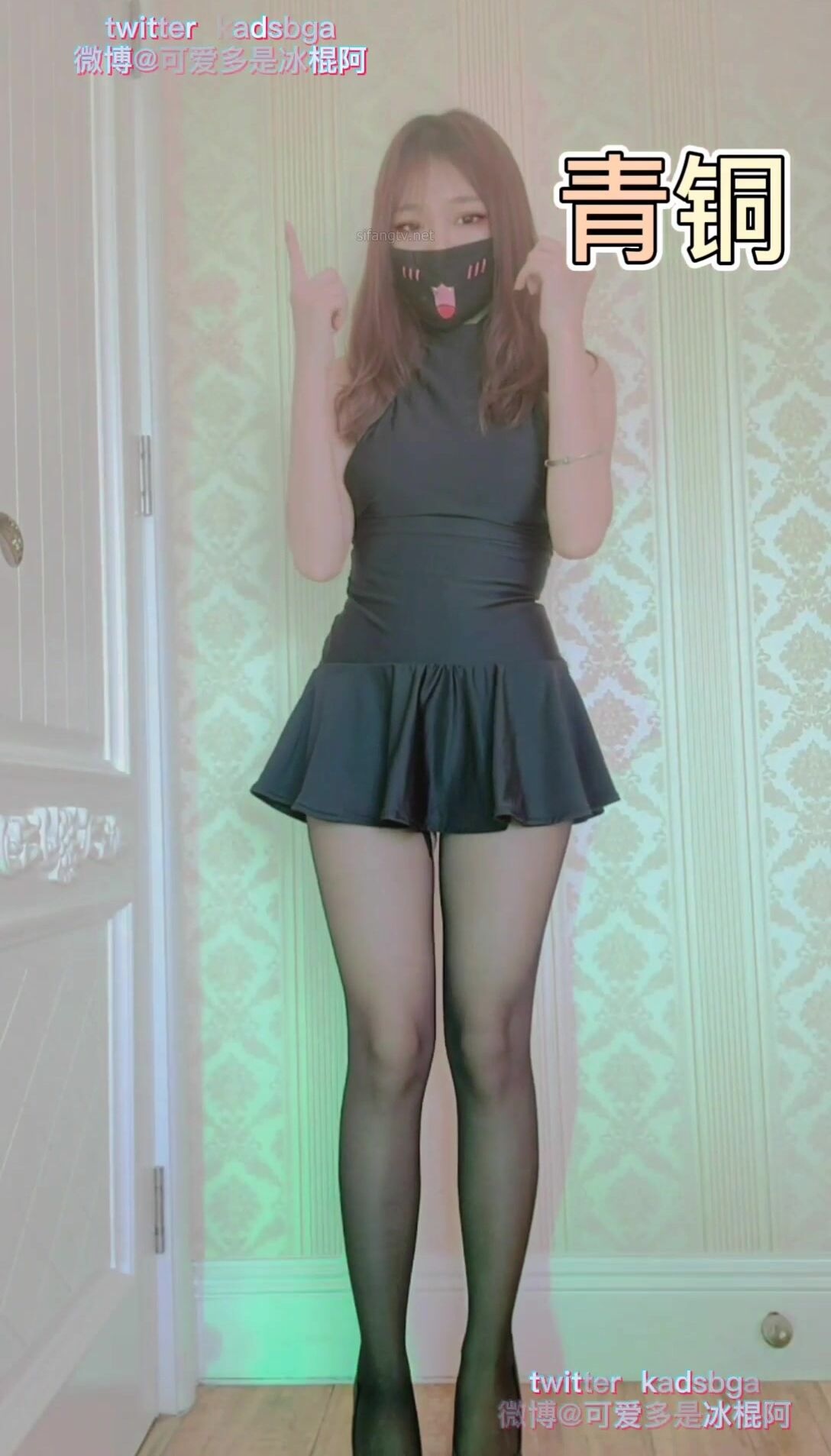 推特上著名抖音風福利姬可愛多是冰棍阿私拍各種潮流BGM活潑裸舞露臉母狗式紫薇 (2)