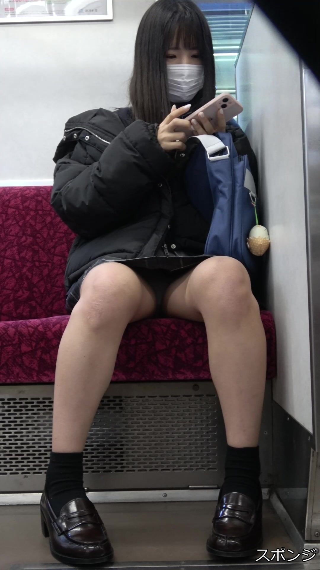 精品推薦島國網站『Pcolle』賣家高價售賣盜撮女大學生少婦電車當眾露出裙底性感街拍-スポンジ(2)