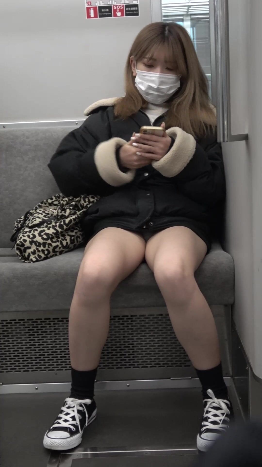 精品推薦島國網站『Pcolle』賣家高價售賣盜撮女大學生少婦電車當眾露出裙底性感街拍-スポンジ(7)