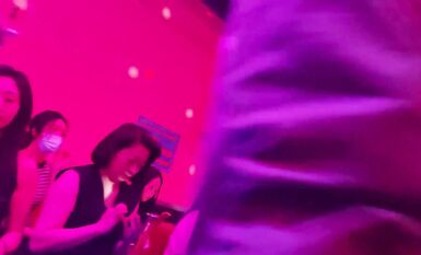 光棍小叔實拍重慶舞廳燈光昏暗好浪漫，一首歌的女舞伴摟摟抱抱好有情調