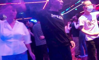 有空就去舞廳消磨時光，舞廳燈光昏暗放開就可以舞一曲快樂時光