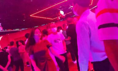 有空就去舞廳消磨時光，舞廳燈光昏暗放開就可以舞一曲快樂時光